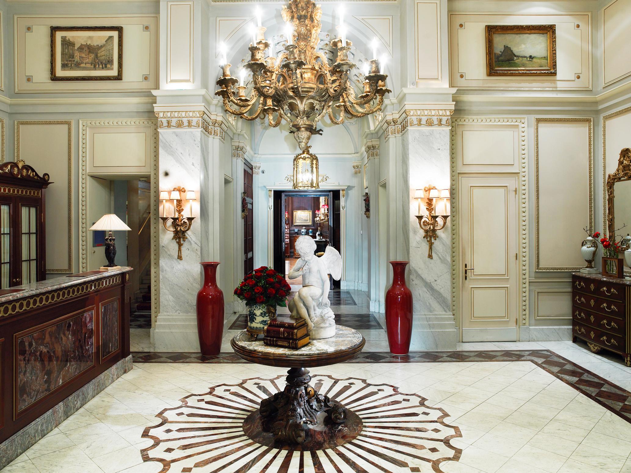 Hotel Sacher Wien Interno foto The lobby of the Four Seasons Hotel