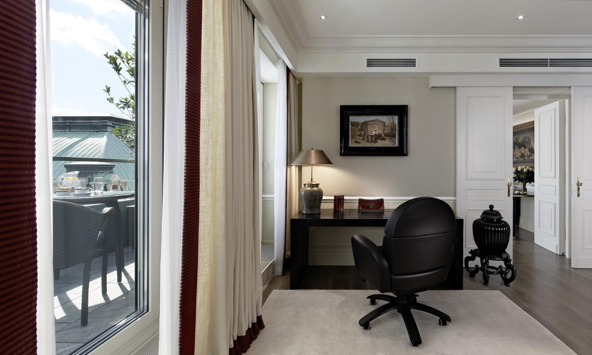 Hotel Sacher Wien Esterno foto A study in a suite at The Dorchester