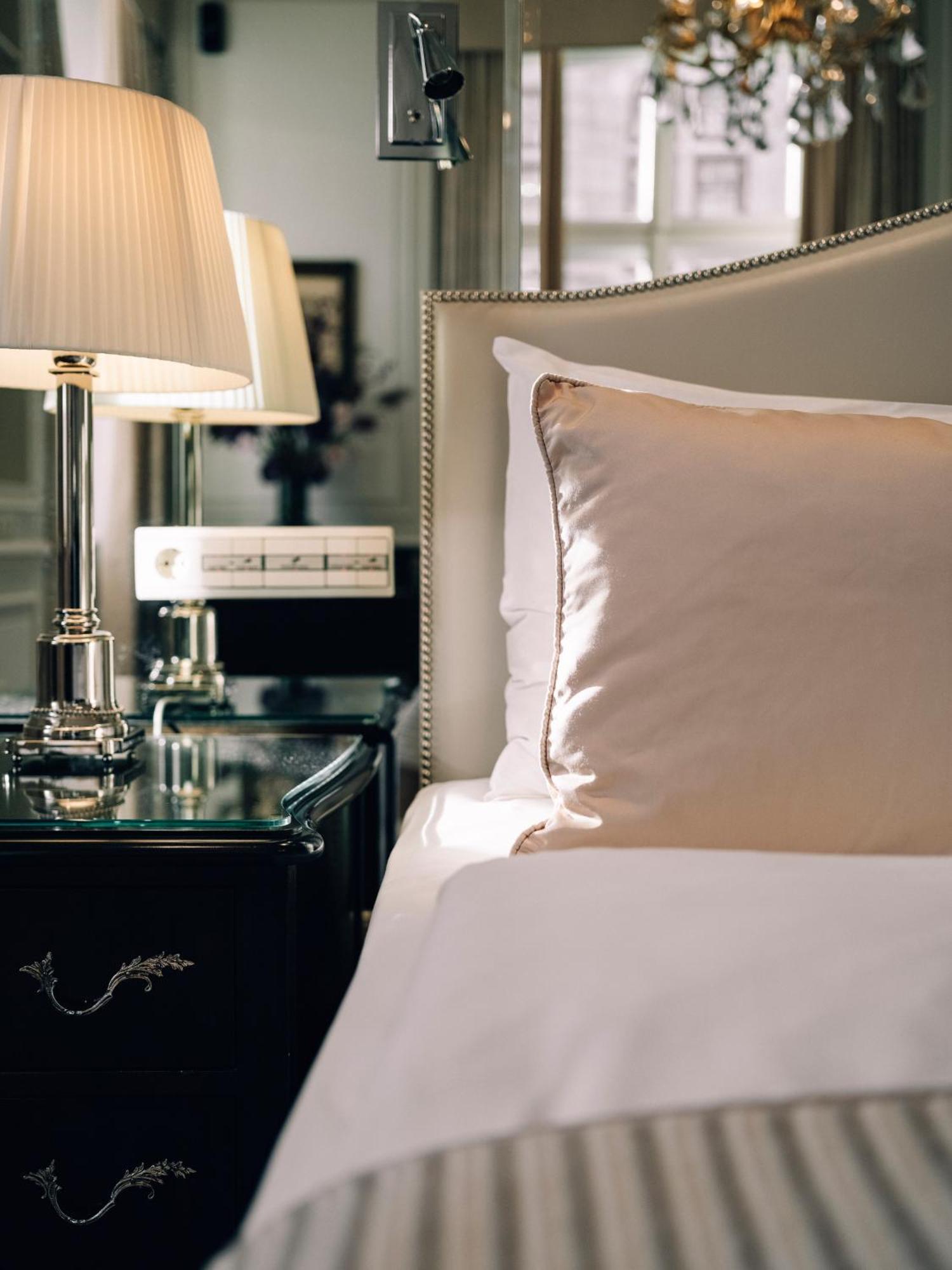 Hotel Sacher Wien Esterno foto A pillow
