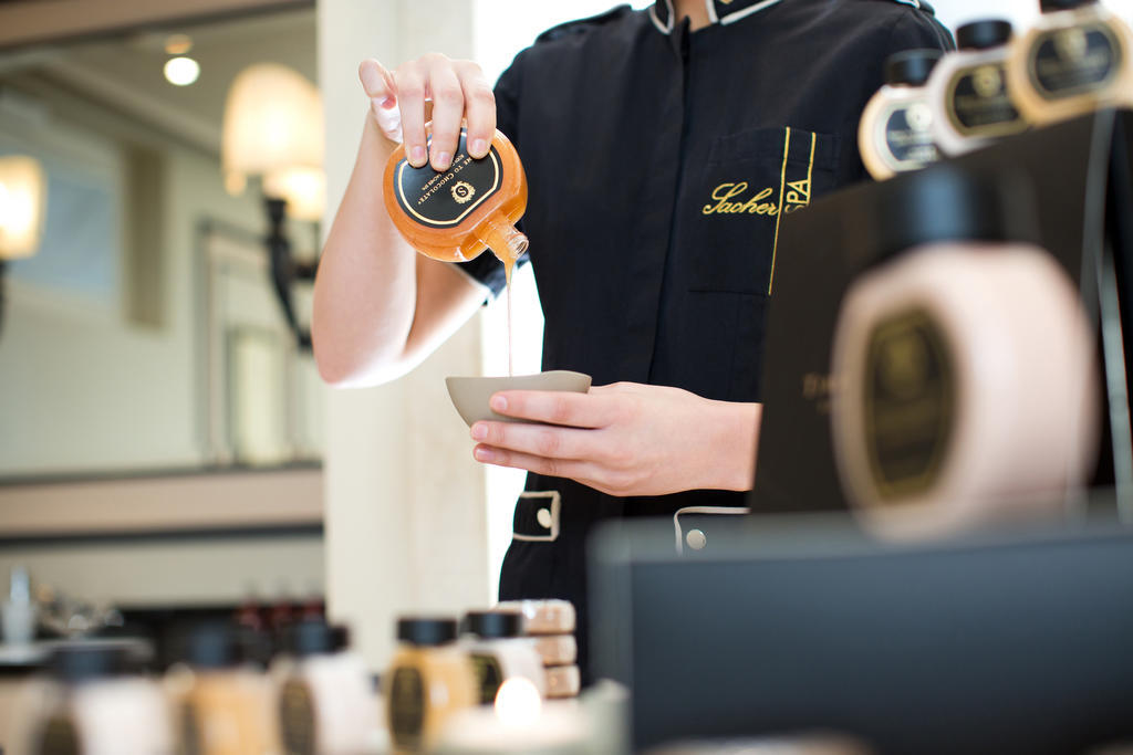 Hotel Sacher Wien Esterno foto A barista at work