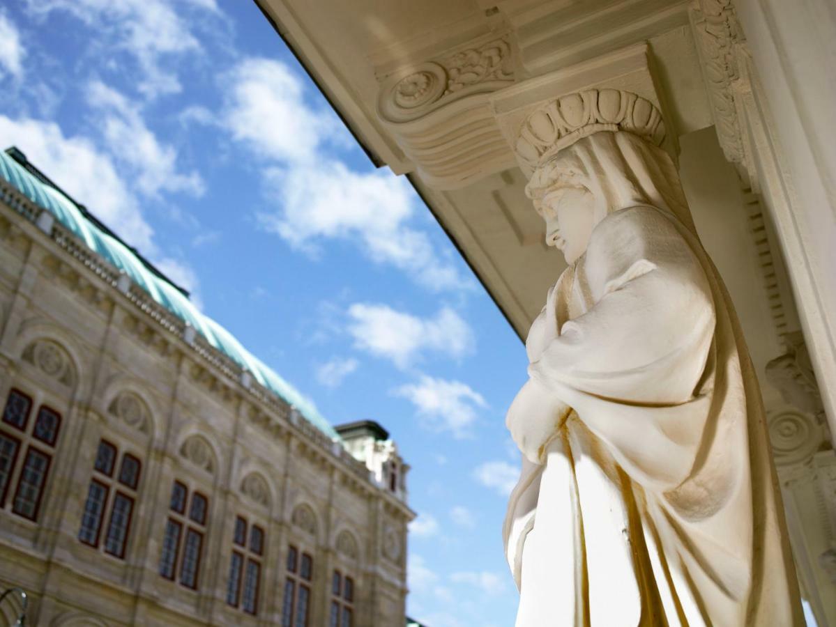 Hotel Sacher Wien Esterno foto Statue of Queen Mary at the University of Cambridge